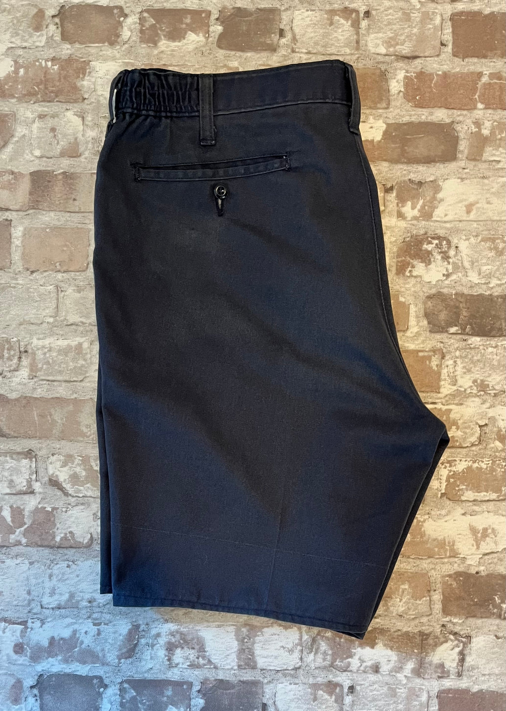 Short de travail vintage bleu marine Dickies Industrial Edition en twill lourd avec coupe droite, présenté à plat , tissu patiné