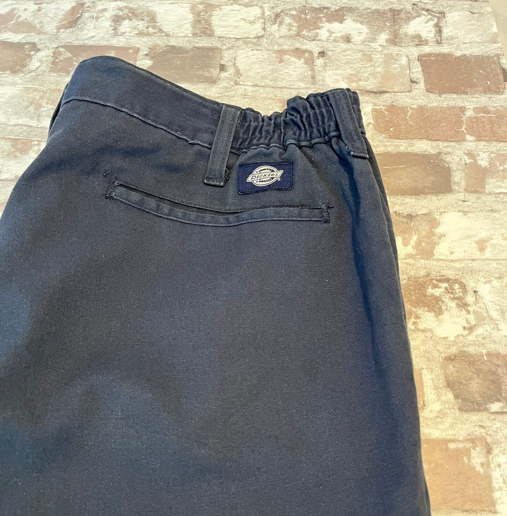 Short de travail vintage bleu marine Dickies Industrial Edition en twill lourd avec coupe droite, présenté à plat Focus élastique taille et poche arrière