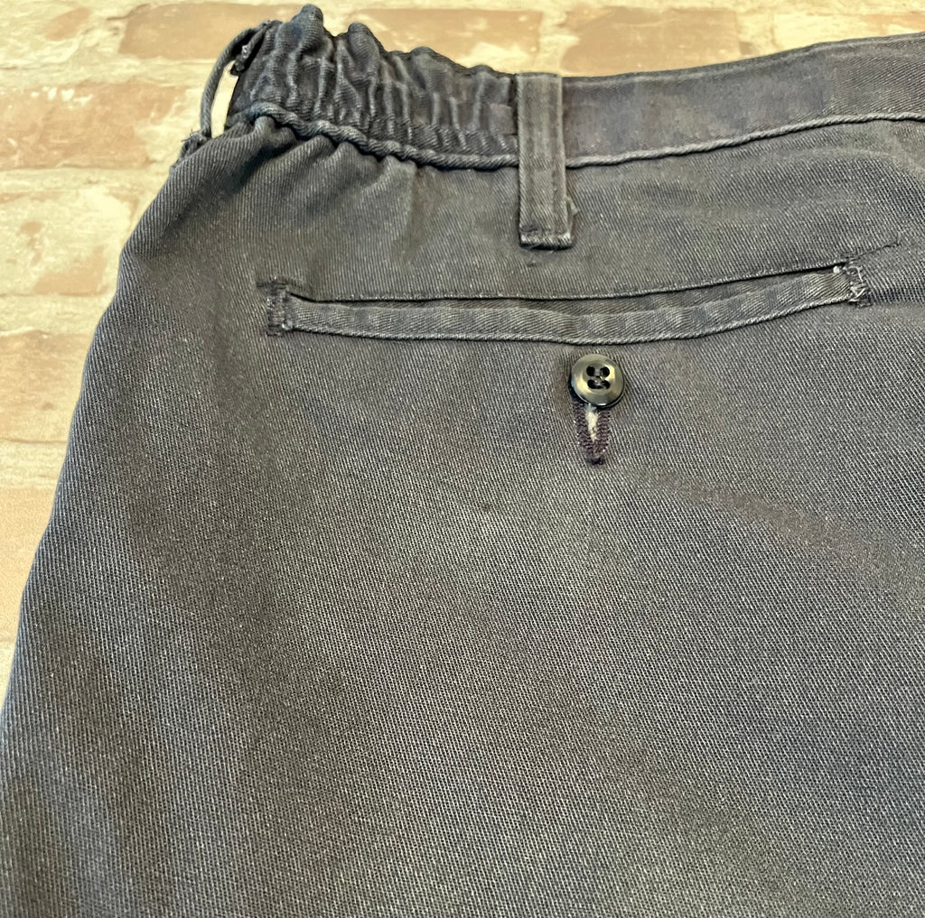 Short de travail vintage bleu marine Dickies Industrial Edition en twill lourd avec coupe droite, présenté à plat , gros plan patine poche arrière