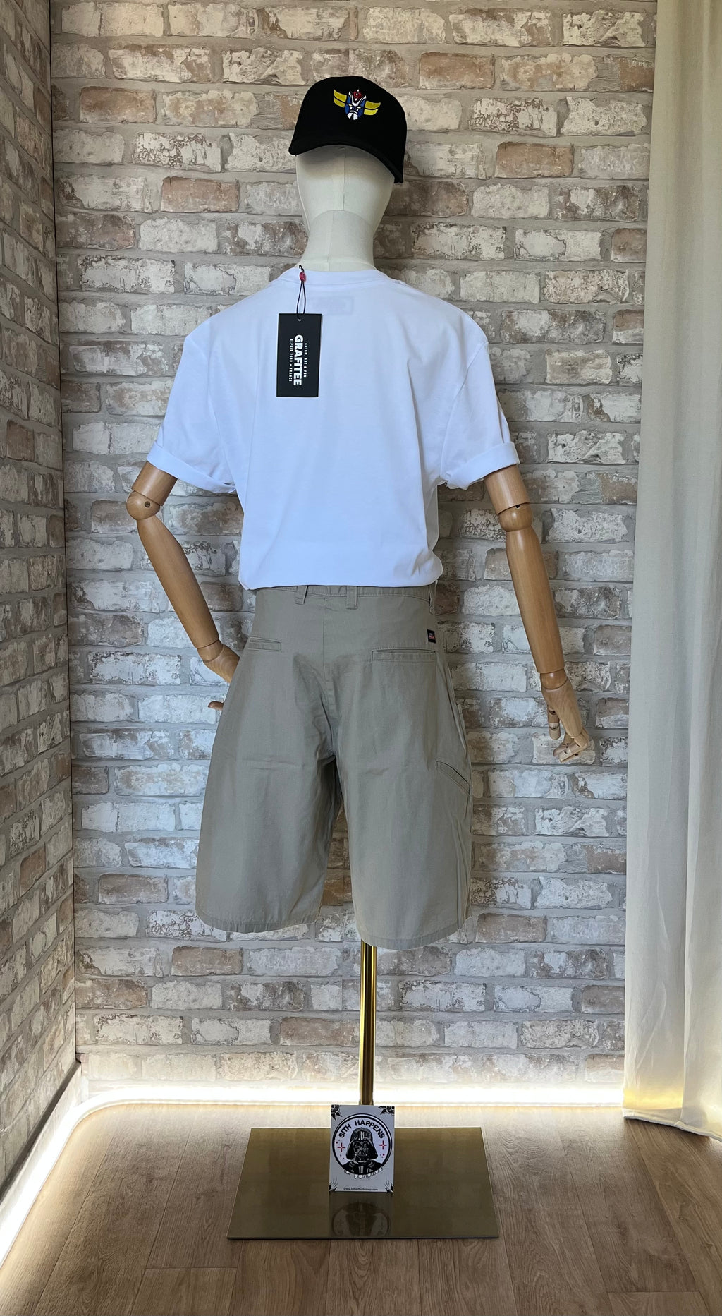 Vue de dos d'un short beige Dickies Ripstop Flex porté par un mannequin avec une casquette Goldorak Grafitee et un patch La Barbuda.