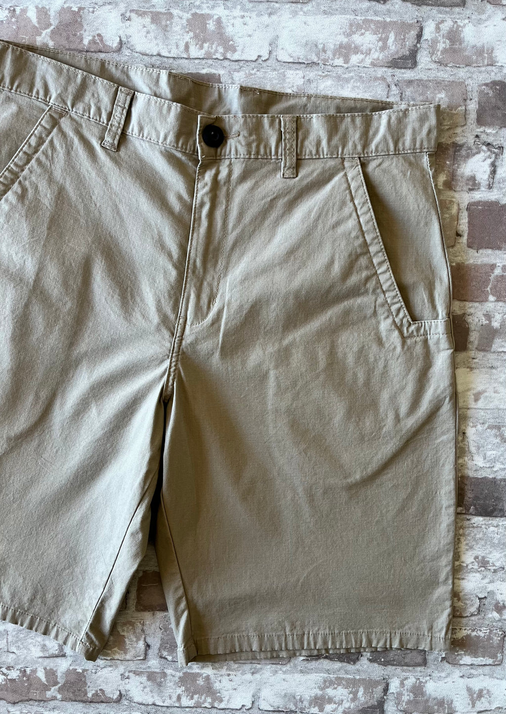 Short technique beige sable Dickies Ripstop Flex en coton stretch avec poches angulaires, présenté à plat de face.