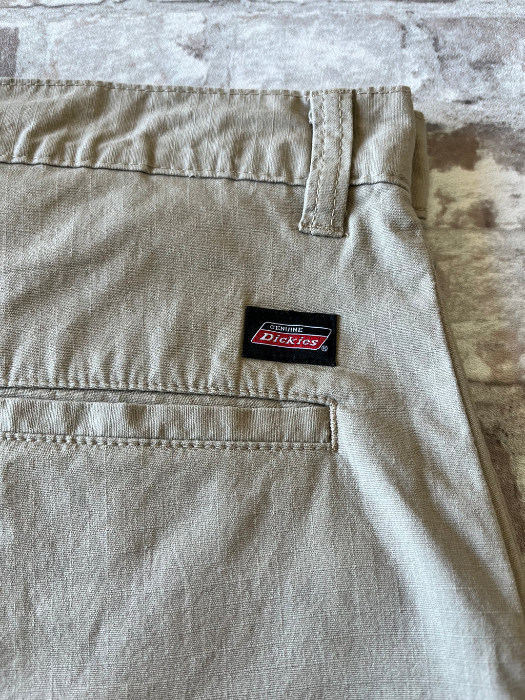 Short technique beige sable Dickies Ripstop Flex en coton stretch avec poches angulaires, présenté à plat 