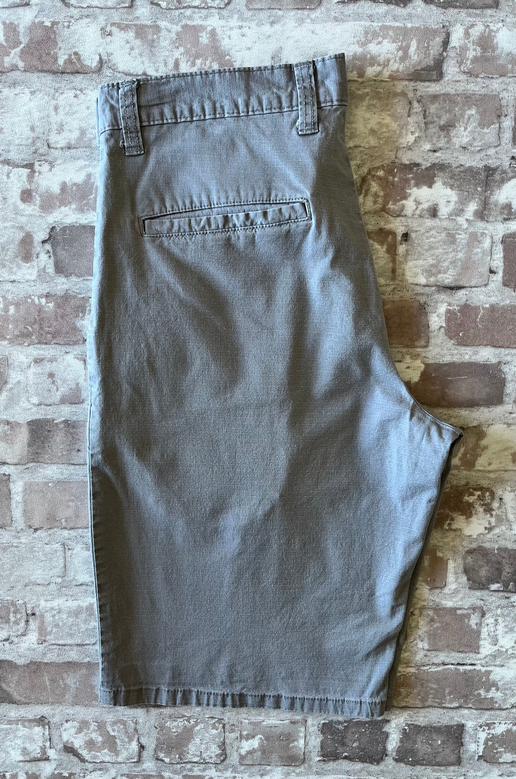 Short technique gris graphite Dickies Ripstop Flex à découpe de poches ergonomique, présenté à plat 