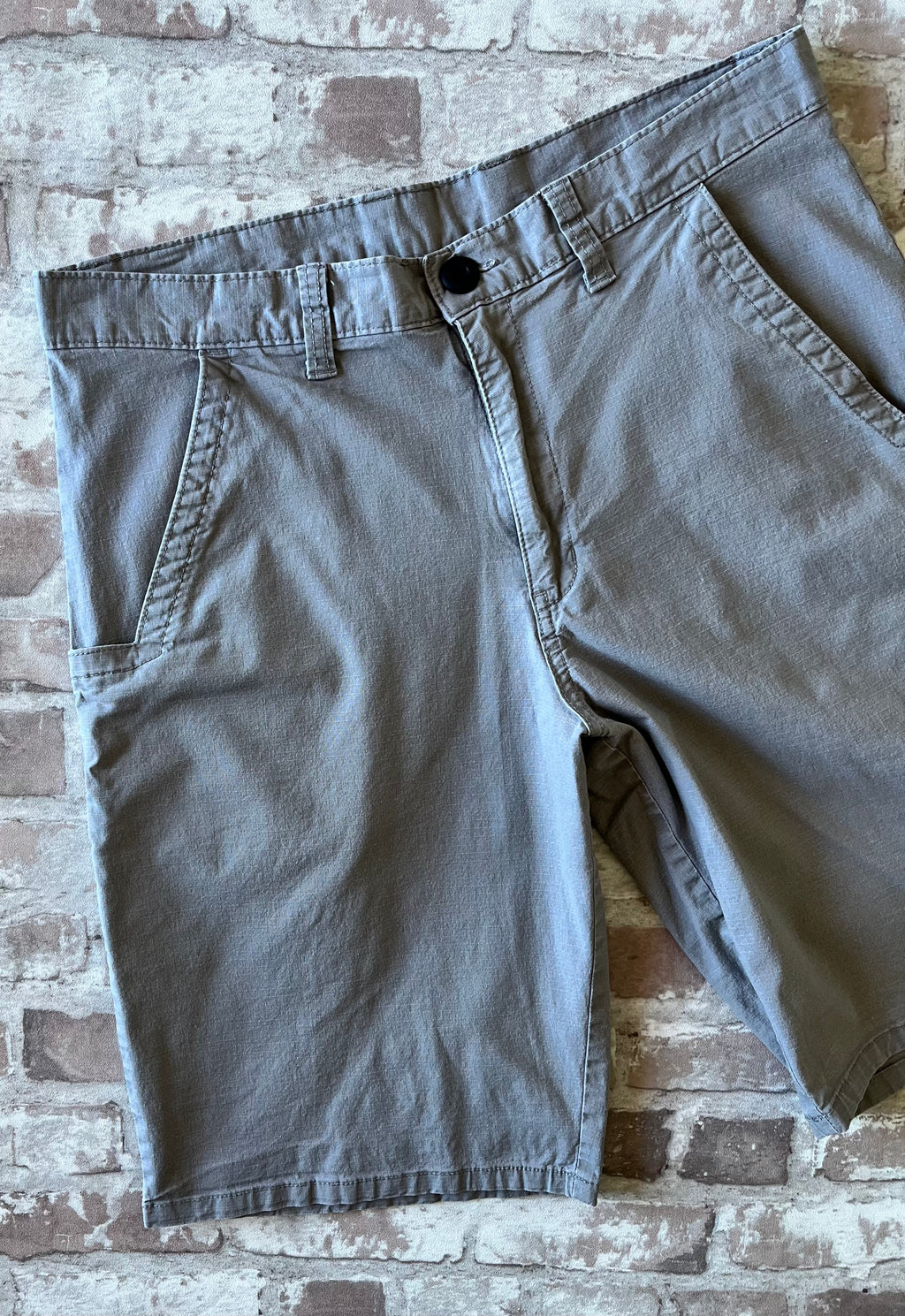 Short technique gris graphite Dickies Ripstop Flex à découpe de poches ergonomique, présenté à plat 