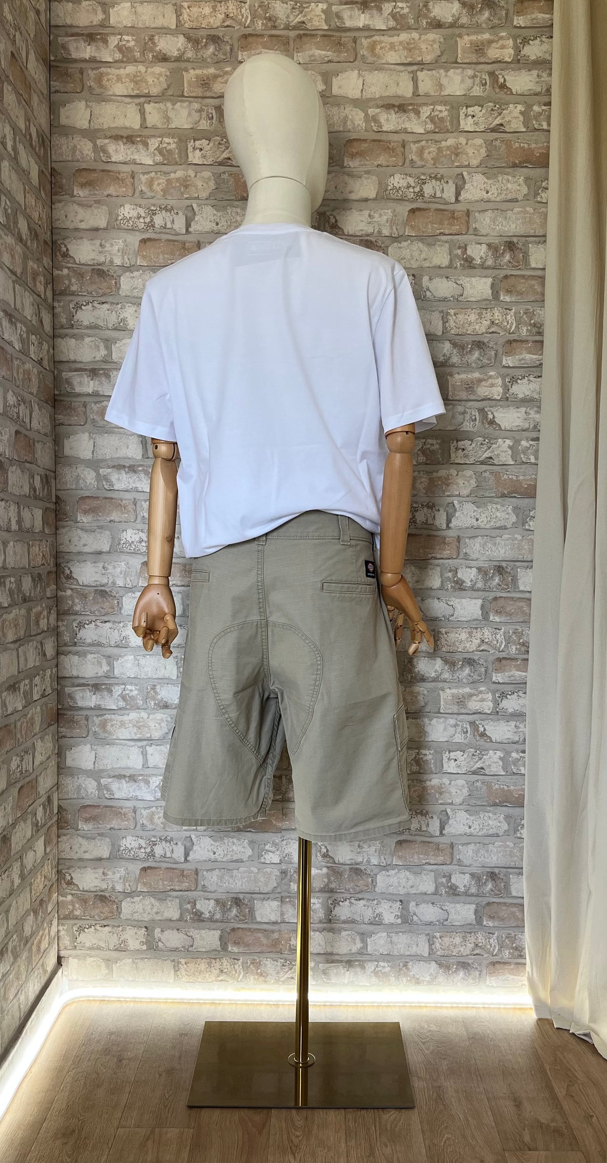 Short Dickies "Skateboarding Collection" Premium Beige Sable avec tshirt Grafitee de dos sur mannequin