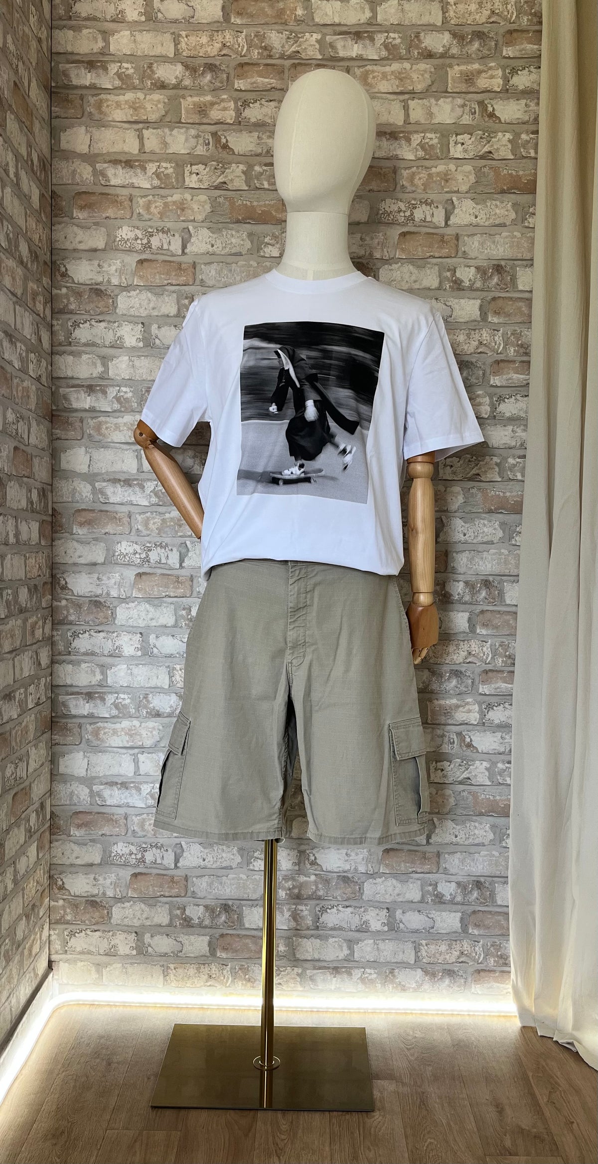 Short Dickies "Skateboarding Collection" Premium Beige Sable avec tshirt Grafitee de face sur mannequin