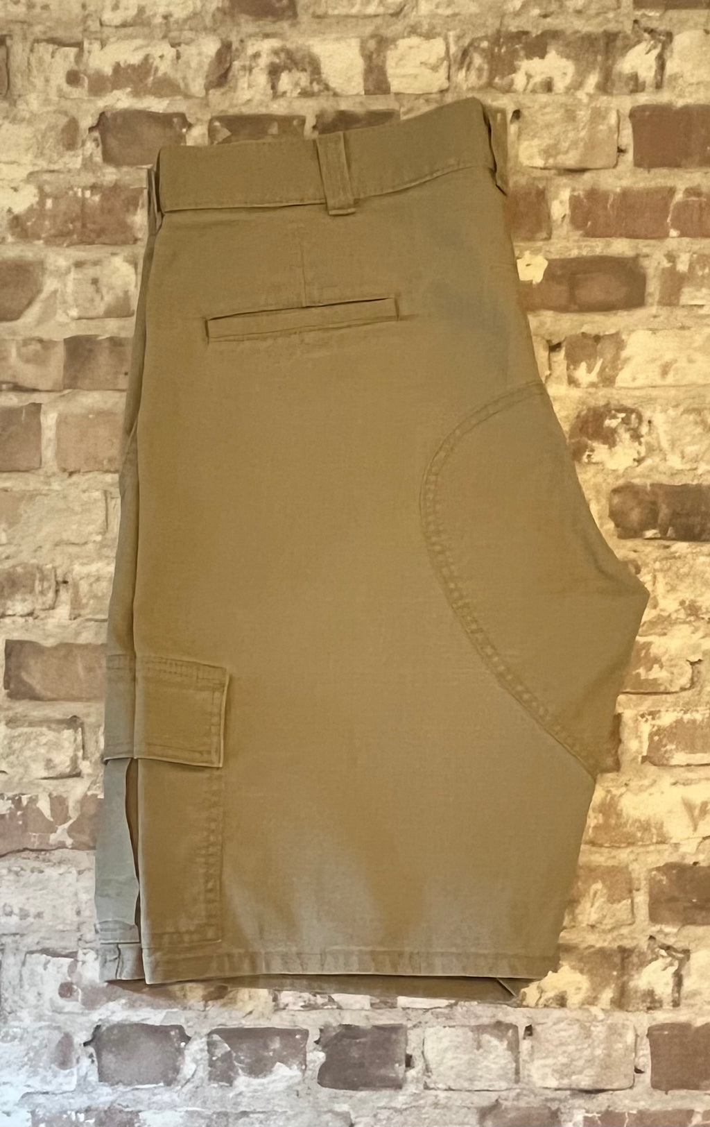 Short cargo beige Dickies Skateboarding en coton épais avec poches latérales à soufflets, présenté à plat , dos