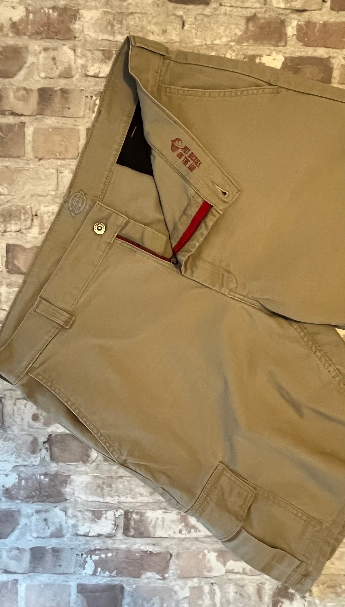 Short cargo beige Dickies Skateboarding en coton épais avec poches latérales à soufflets, présenté à plat de face.