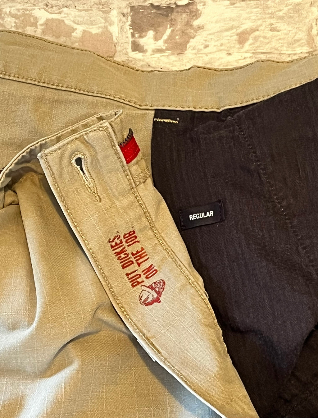 Short cargo beige Dickies Skateboarding en coton épais avec poches latérales à soufflets, présenté à plat / détails ceinture
