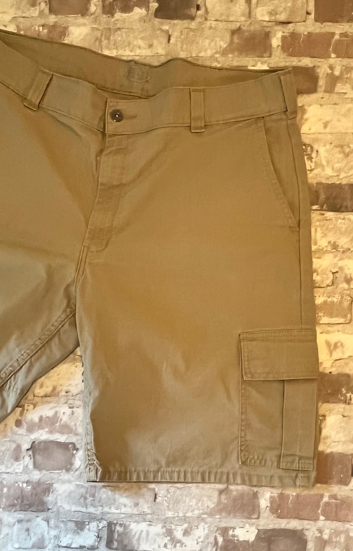 Short cargo beige Dickies Skateboarding en coton épais avec poches latérales à soufflets, présenté à plat de face.