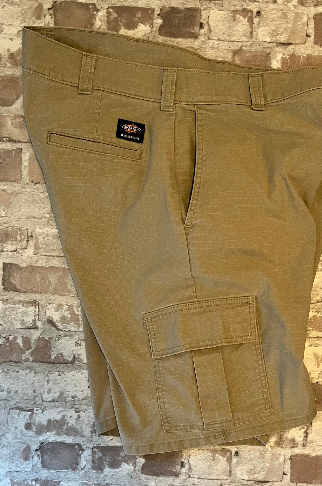 Short cargo beige Dickies Skateboarding en coton épais avec poches latérales à soufflets, présenté à plat 