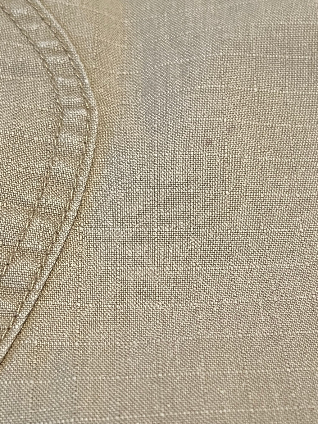 Gros plan sur l'empiècement de renfort à l'assise et la légère tache rouge à l'arrière d'un short Dickies de seconde main.