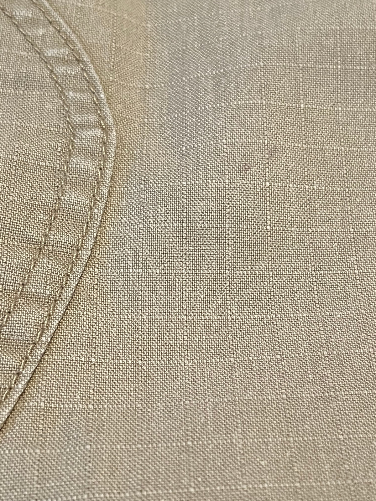 Gros plan sur l'empiècement de renfort à l'assise et la légère tache rouge à l'arrière d'un short Dickies de seconde main.