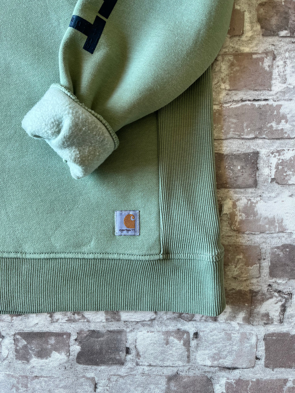 Sweat col rond vintage Carhartt Force couleur vert sauge , focus étiquette, bords-côtes et doublure chaude