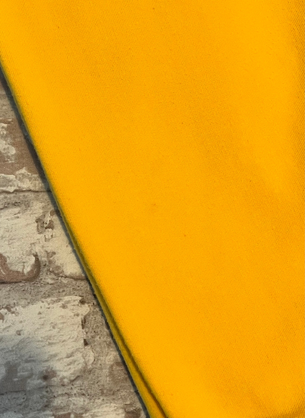 Sweat col rond vintage Nike jaune vif avec le logo Swoosh brodé sur la poitrine, présenté à plat, focus taches discrètes