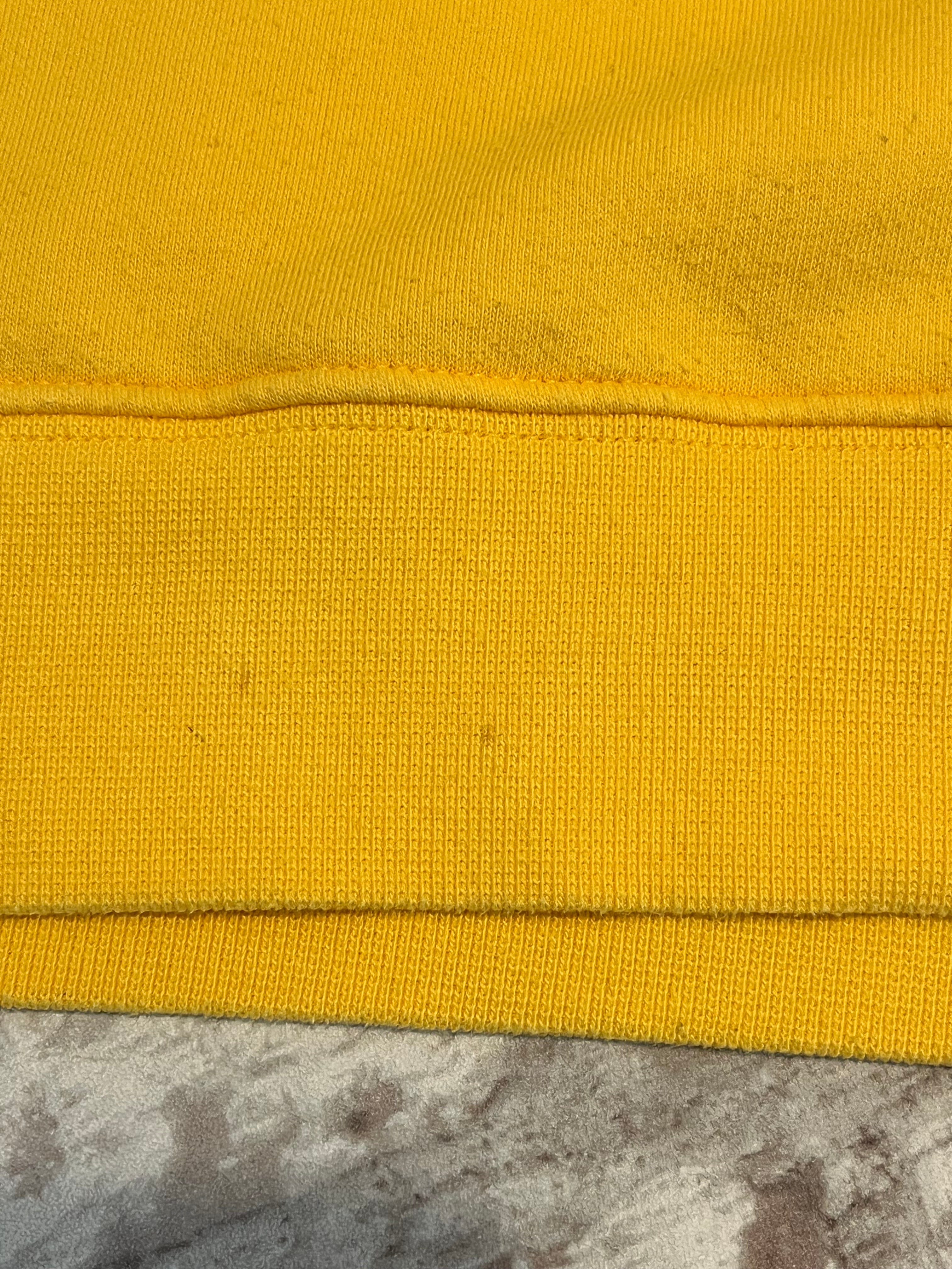 Sweat col rond vintage Nike jaune vif avec le logo Swoosh brodé sur la poitrine, présenté à plat, focus taches bord-côte
