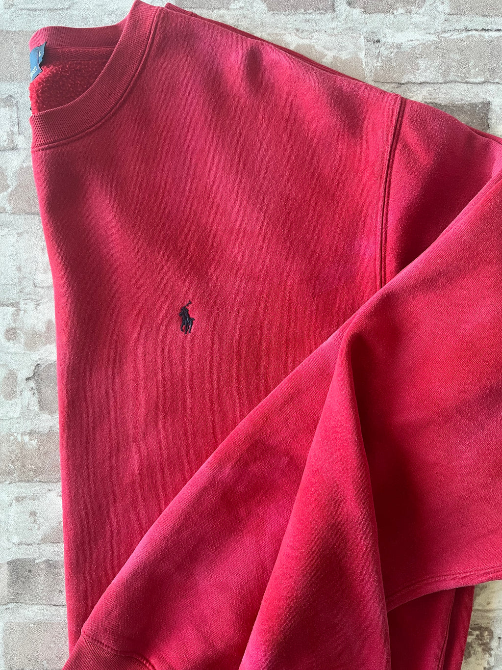 Sweat-Shirt Polo by Ralph Lauren Bleach Custom Classic Red Fall-Winter Vintage 90s à plat, plié de profil