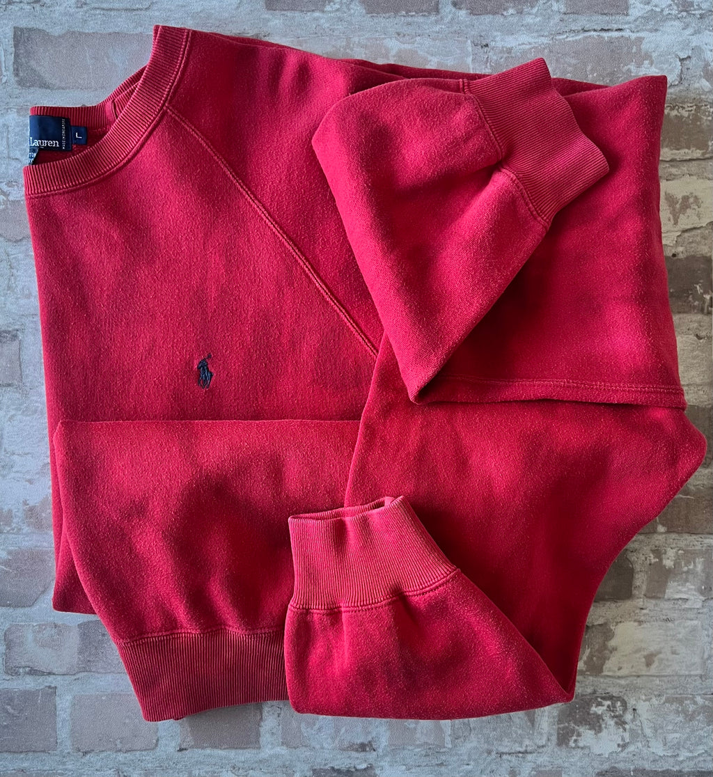 Sweat-Shirt Polo by Ralph Lauren | Custom Tie and Dye Sun Faded Red | Fall-Winter | Vintage 90s à plat gros plan