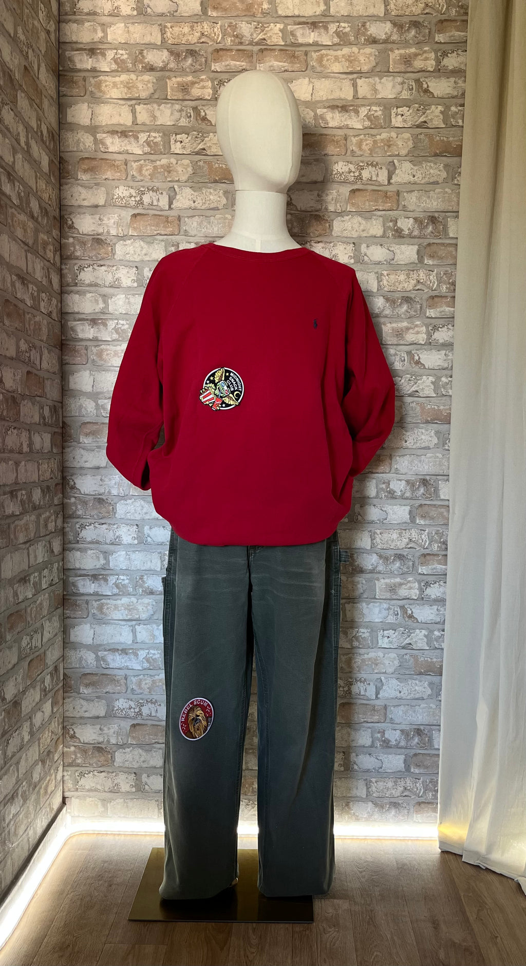 Sweat-Shirt Polo by Ralph Lauren sur un mannequin , de face , avec un pantalon Carhartt MOS et des Patchs La Barbuda fixés temporairement sur le sweat et sur le pantalon.