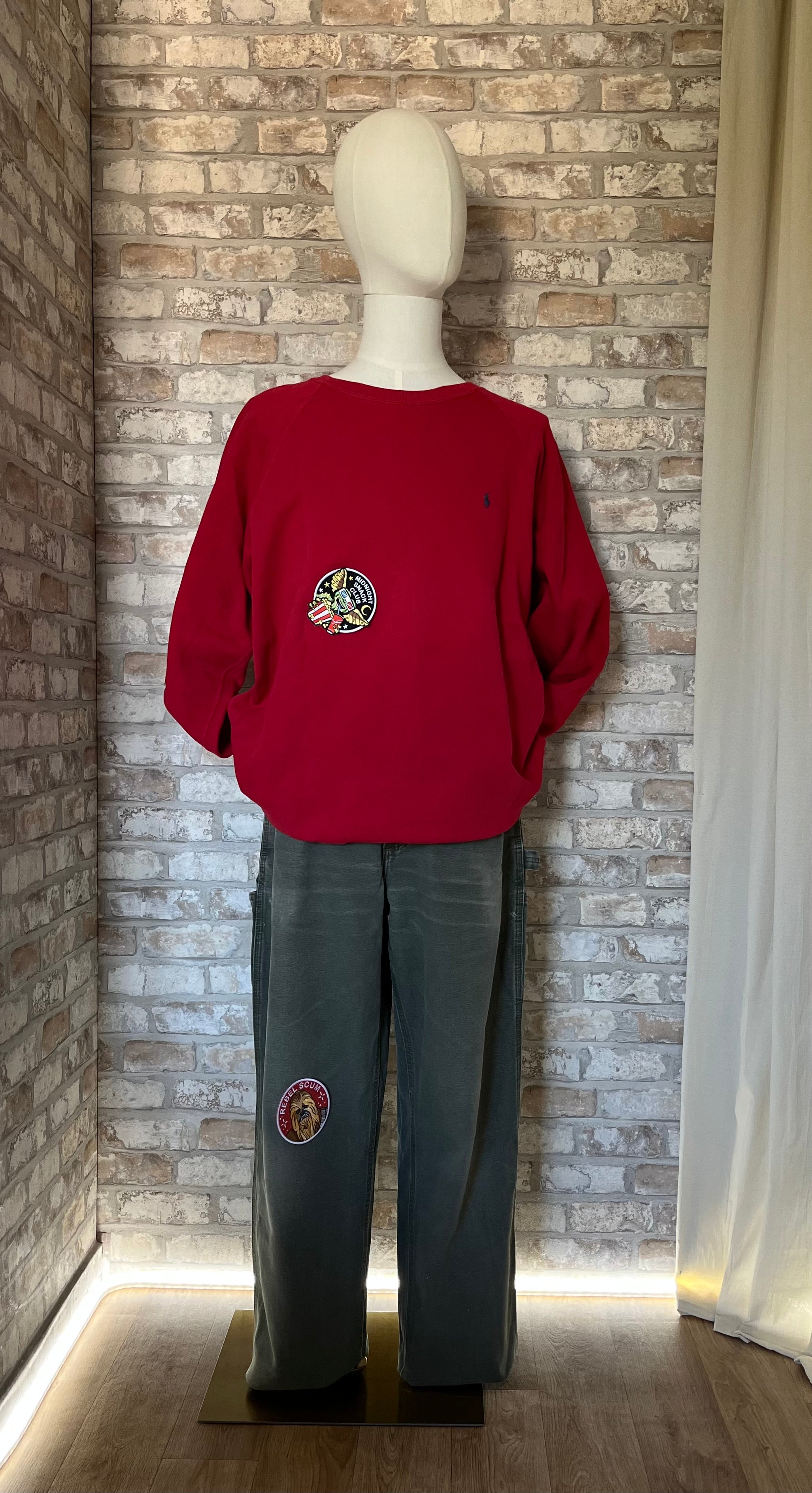 Sweat-Shirt Polo by Ralph Lauren sur un mannequin , de face , avec un pantalon Carhartt MOS et des Patchs La Barbuda fixés temporairement sur le sweat et sur le pantalon.