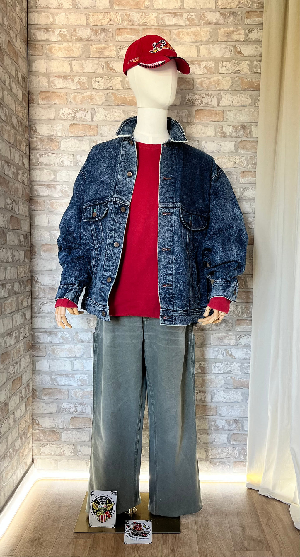 Sweat-Shirt Polo by Ralph Lauren rouge  sur un mannequin , de face , avec un pantalon Carhartt , une veste en Jean Lee Rider Vintage , Édition "Easy Rider" , années 80s-90s , une casquette vintage Honda Racing rouge et au sol des Patchs La Barbuda