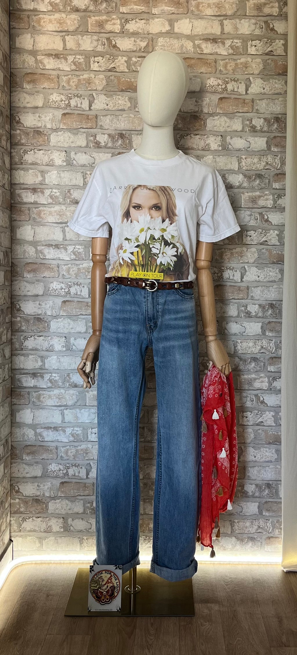 T-Shirt Alstyle Apparel & Activewear | Carrie Underwood / jean levis 505 / Ceinture Fossil / Cheich IKKS / Patch La Barbuda
