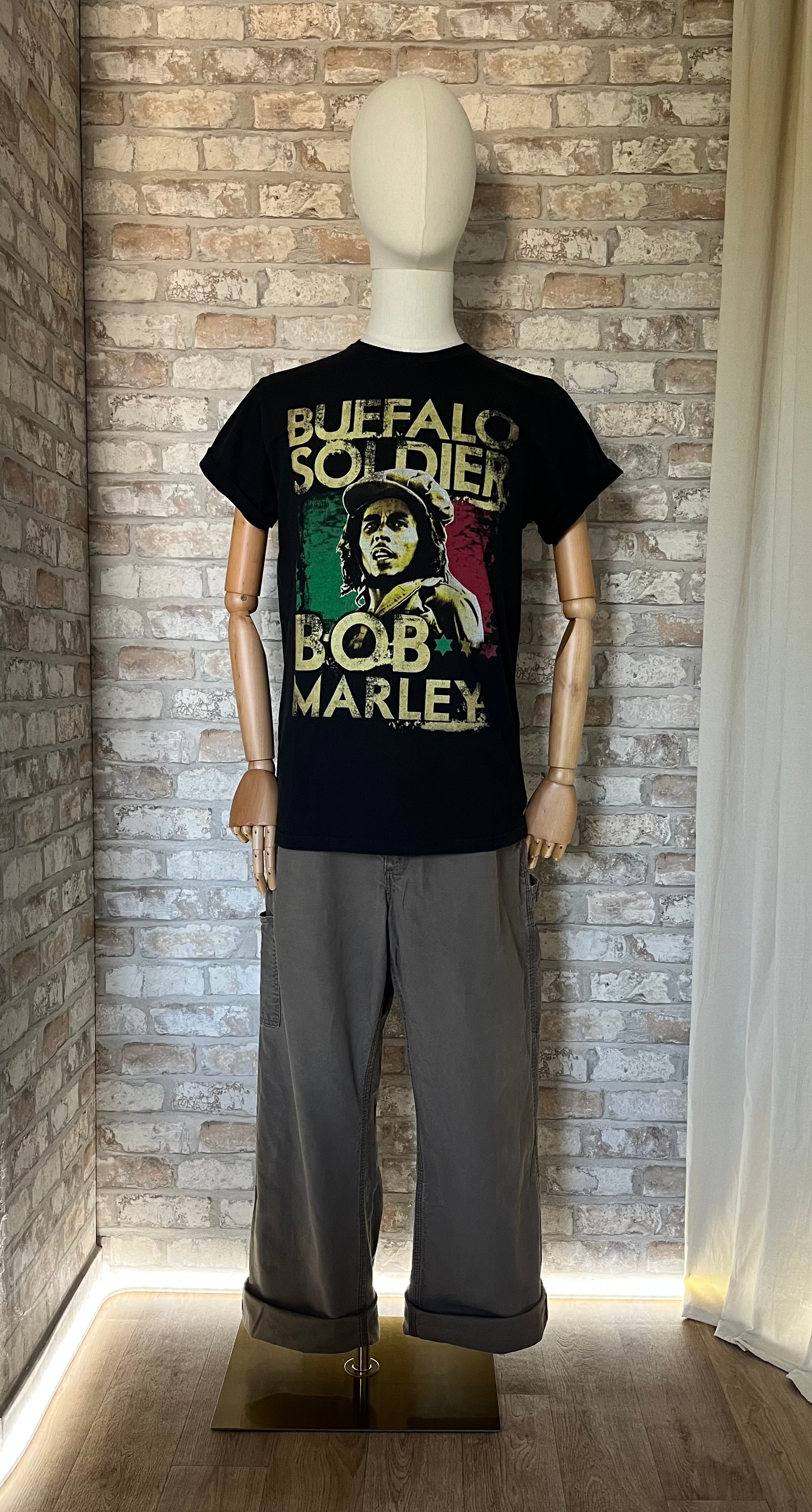 T-Shirt Bob Marley , Buffalo Soldier , Zion Rootswear, avec un pantalon Carhartt sur mannequin de face.