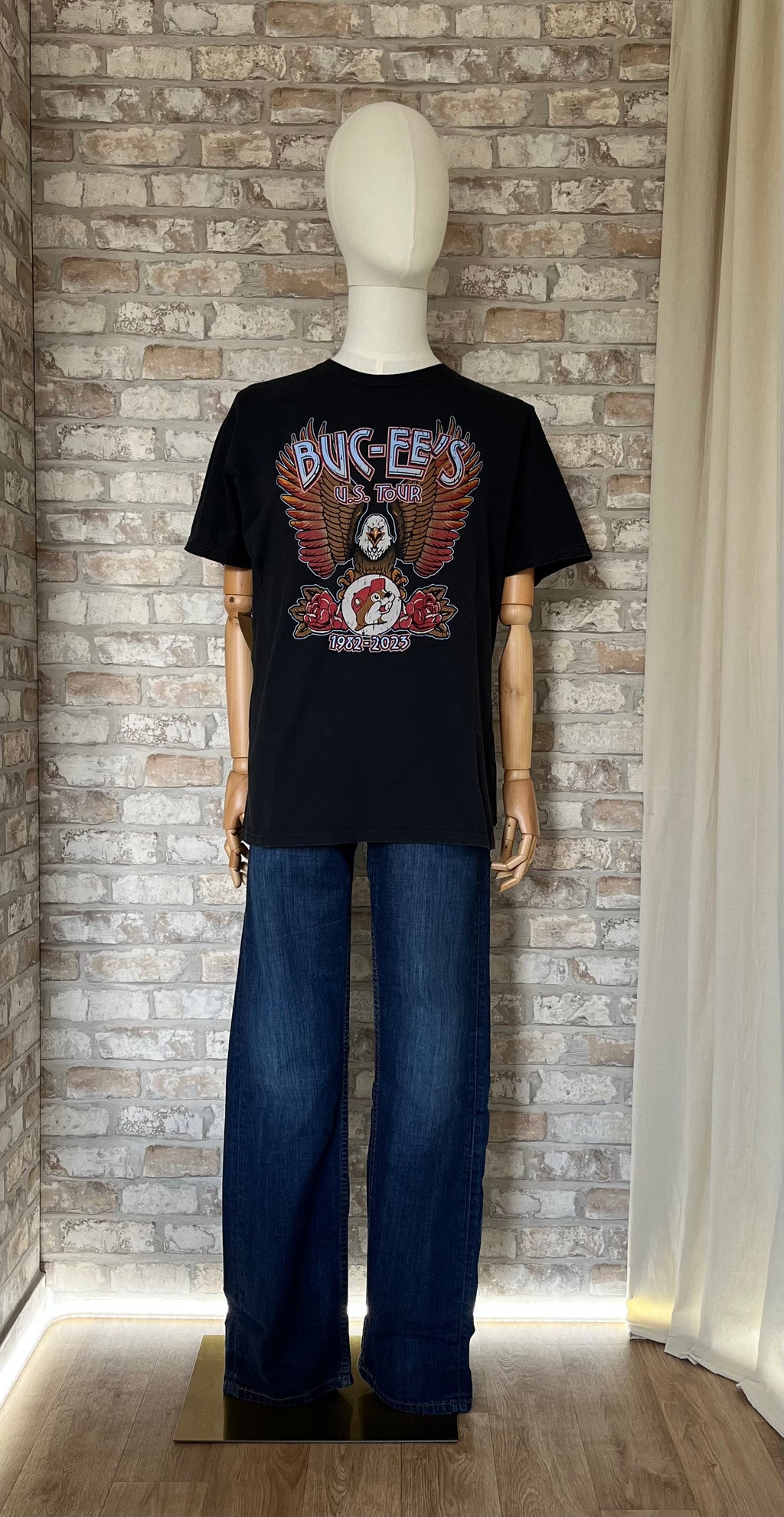 T-Shirt Buc-ee'S US Tour Style Rock Band Tee Vintage Import USA avec un jean levis 505 sur un mannequin de face