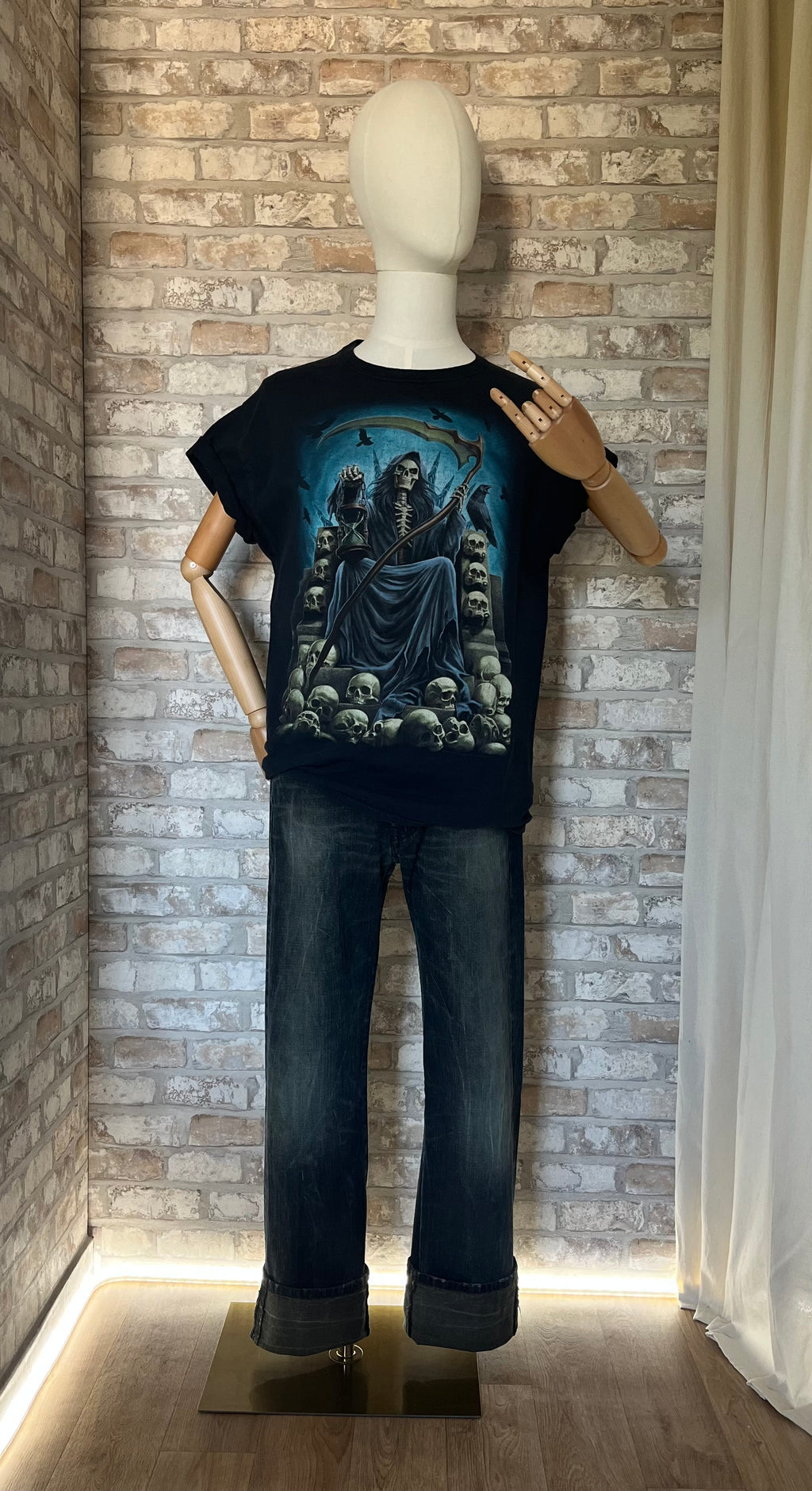T-Shirt DOM "Grim Reaper" Graphic Tee Gothique & Crânes porté par mannequin de face avec un jean Levis