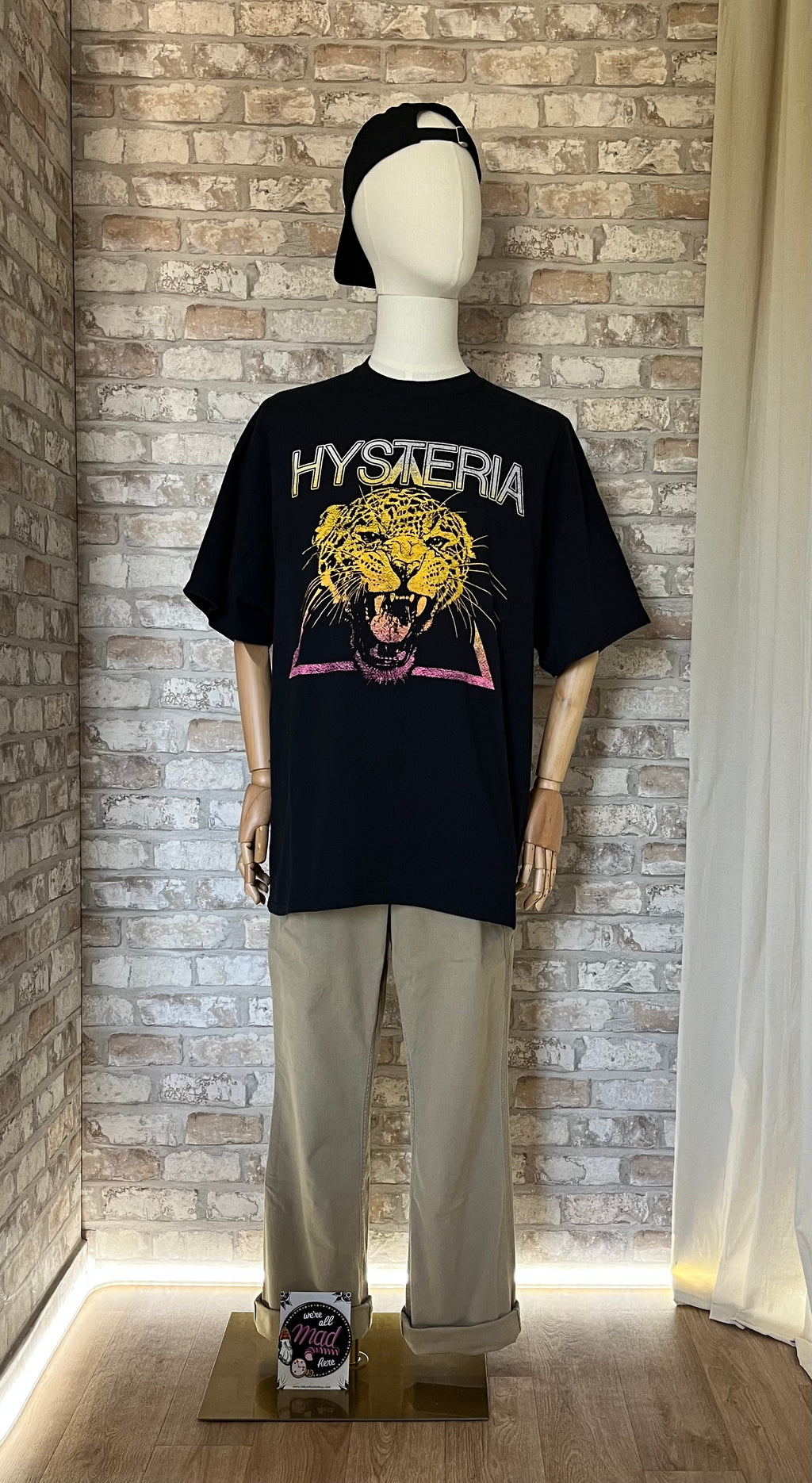 T-Shirt Def Leppard " Hysteria"  porté sur mannequin de face avec un pantalon Carhartt , une casquette à l'envers et un Patch La Barbuda au sol