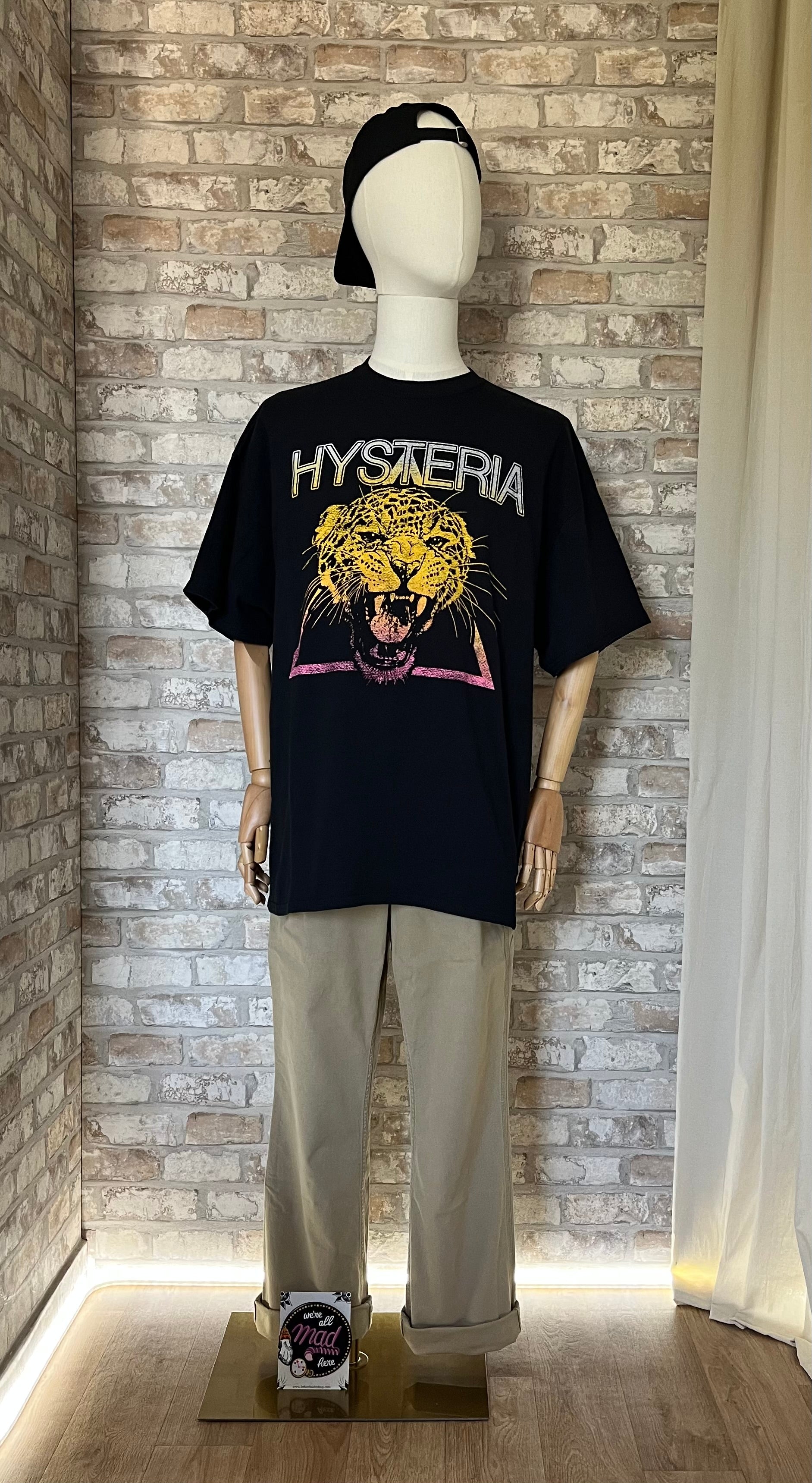 T-Shirt Def Leppard " Hysteria"  porté sur mannequin de face avec un pantalon Carhartt , une casquette à l'envers et un Patch La Barbuda au sol