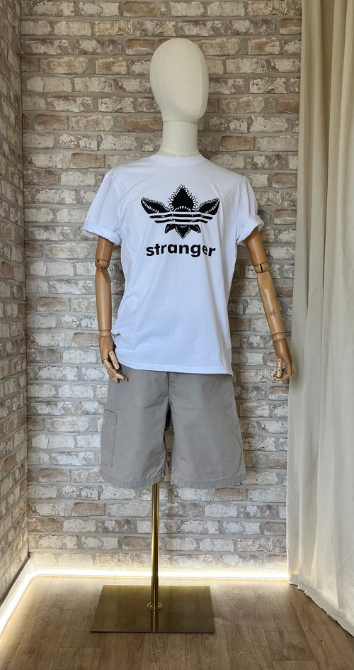 T-Shirt Demogorgon / Parodie Logo Vintage Blanc - L Grafitee sur mannequin de face avec Bermuda Carpenter Carhartt B147 Beige TAN de face sur mannequin
