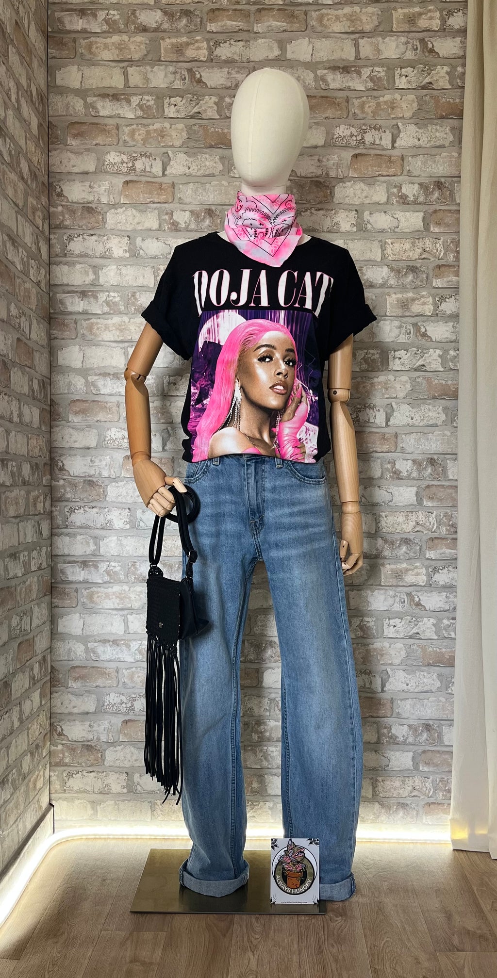 Bandana vintage rose fuchsia fluo noué, porté avec un t-shirt graphique, un jean Levi's 505, un sac WAY et un patch La Barbuda
