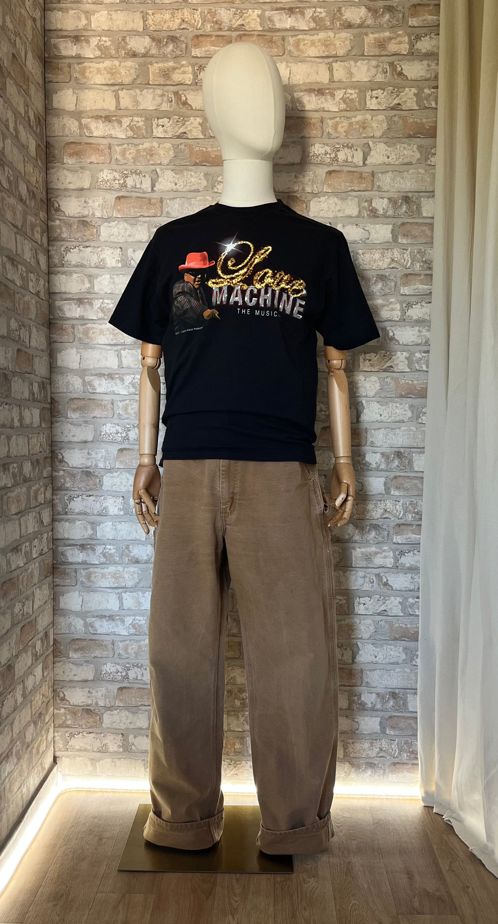 T-Shirt Hanes  Love Machine The Musical 2010 Nathan Alson USA , porté avec un pantalon Carhartt par un mannequin de face