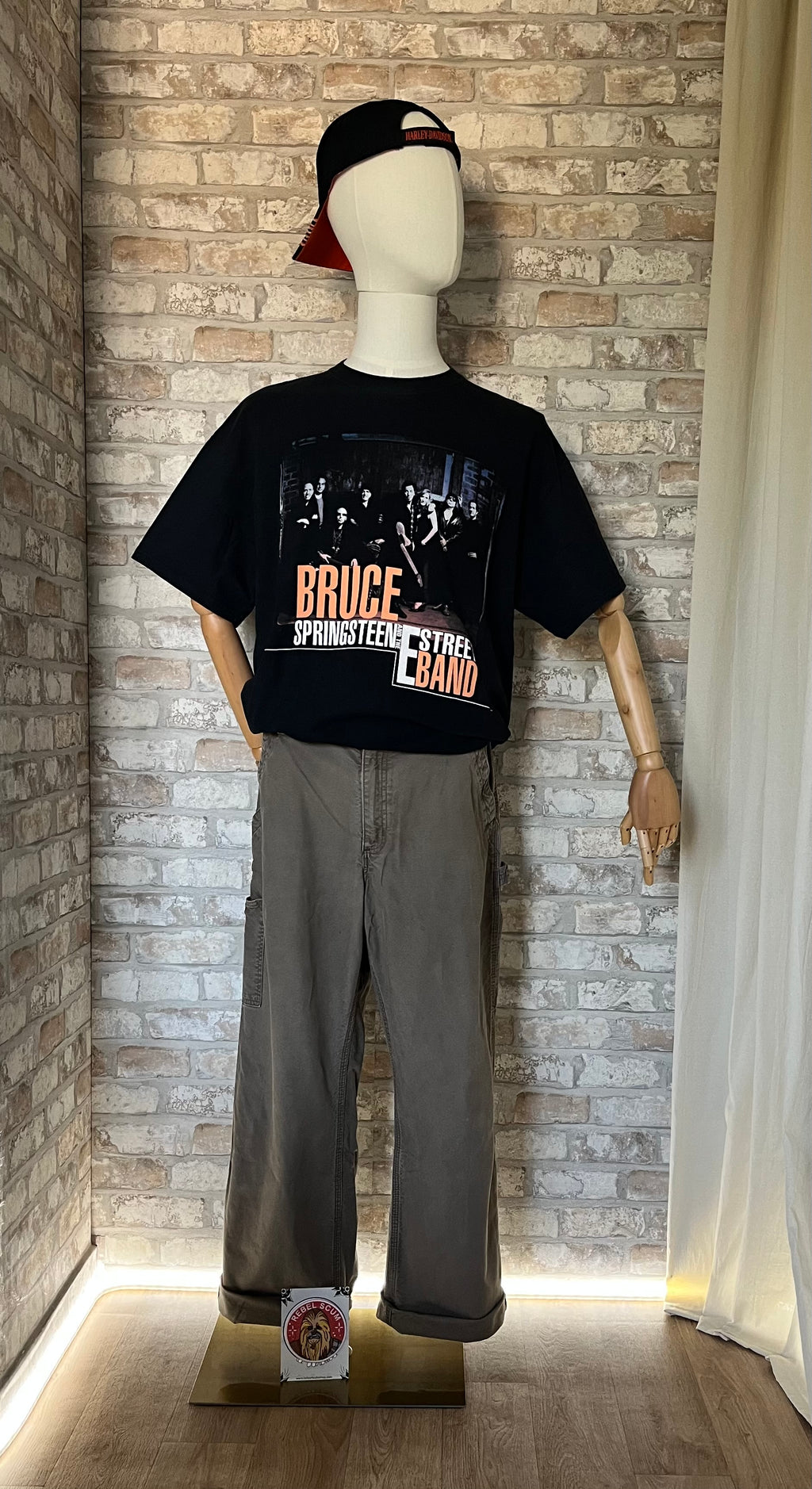 T-Shirt Jerzees Bruce Springsteen Vintage avec Pantalon Carpenter Carhartt B151 Canvas Dungaree Fit Light Brown Faded , casquette Vintage Harley Davidson sur mannequin de face ( un patch La Barbuda au sol )