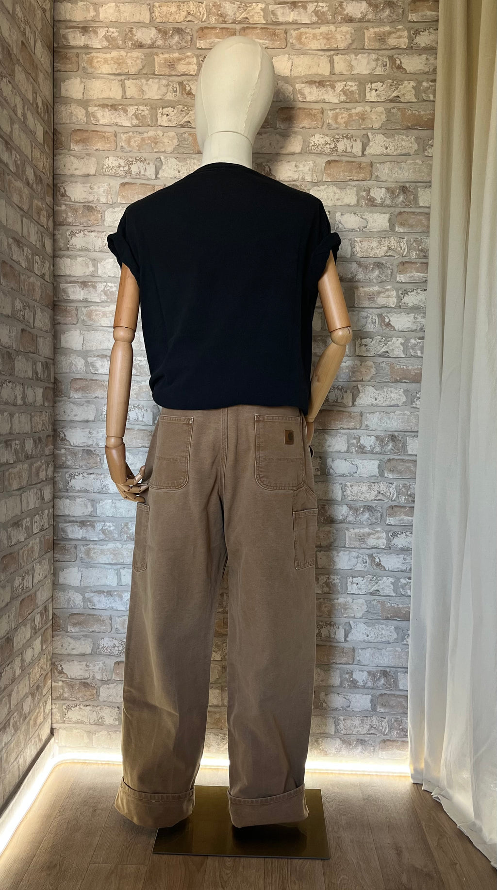 T-Shirt Johnny Cash The Man in Black et Pantalon Carpenter Carhartt B11 Hamilton Brown Faded Vintage 00s de dos porté par un mannequin