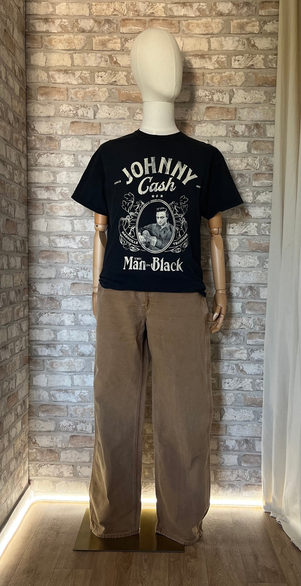 T-Shirt Johnny Cash The Man in Black porté par un mannequin avec et pantalon Carhartt ,de face