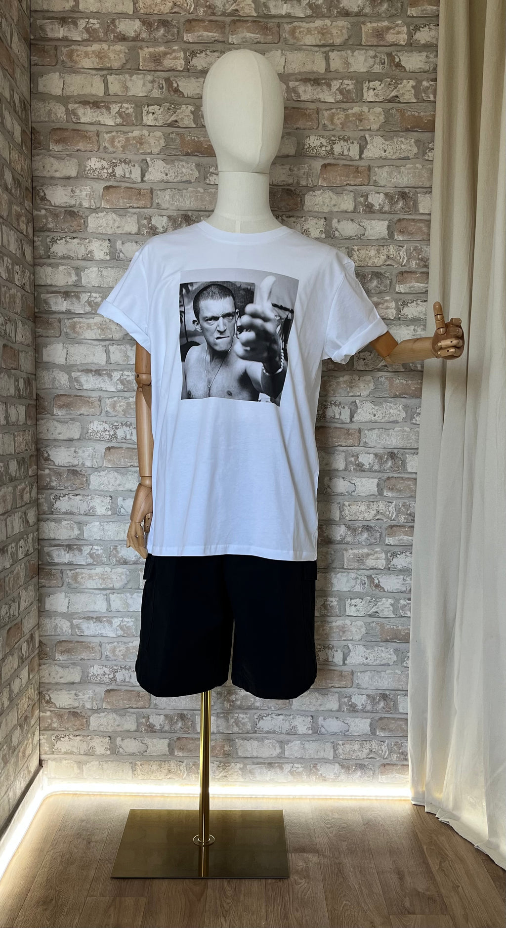 T-Shirt La Haine "C'est à moi que tu parles ?"- Vinz Grafitee et Bermuda Cargo Dickies Noir - Coupe Loose Fit 38 US sur mannequin de face