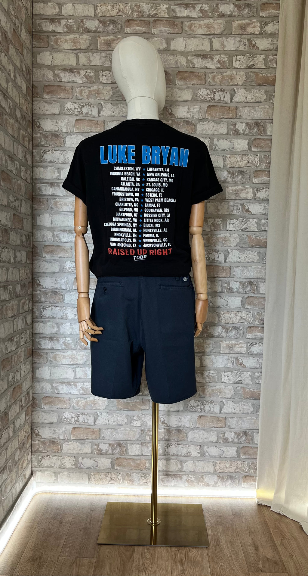 T-Shirt Luke Bryan  de dos sur un mannequin avec un Short Dickies Ligne Professionnelle "Industrial"  | Navy Blue - Vintage 00s