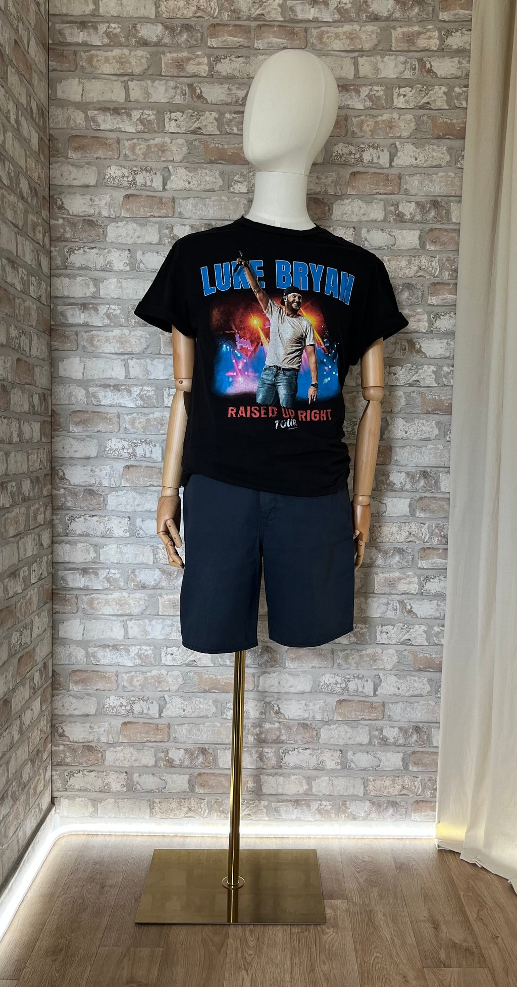 T-Shirt Luke Bryan  de face sur un mannequin avec un Short Dickies Ligne Professionnelle "Industrial"  | Navy Blue - Vintage 00s