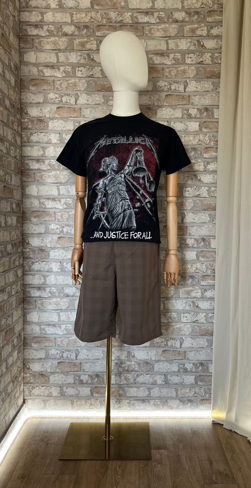 T-Shirt Metallica - And Justice For All  Faded Black & Red et Bermuda Dickies  Multi-Pocket Beige "Crosshatch" état MINT sur mannequin de face