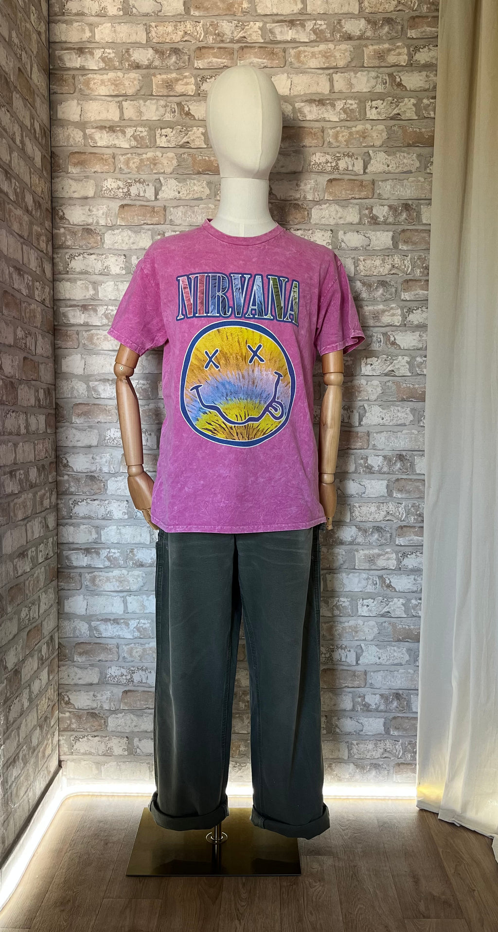 T-Shirt NIRVANA | Nevermind | Pink Tie & Die | Vintage Acid Wash avec pantalon carhartt sur mannequin de face