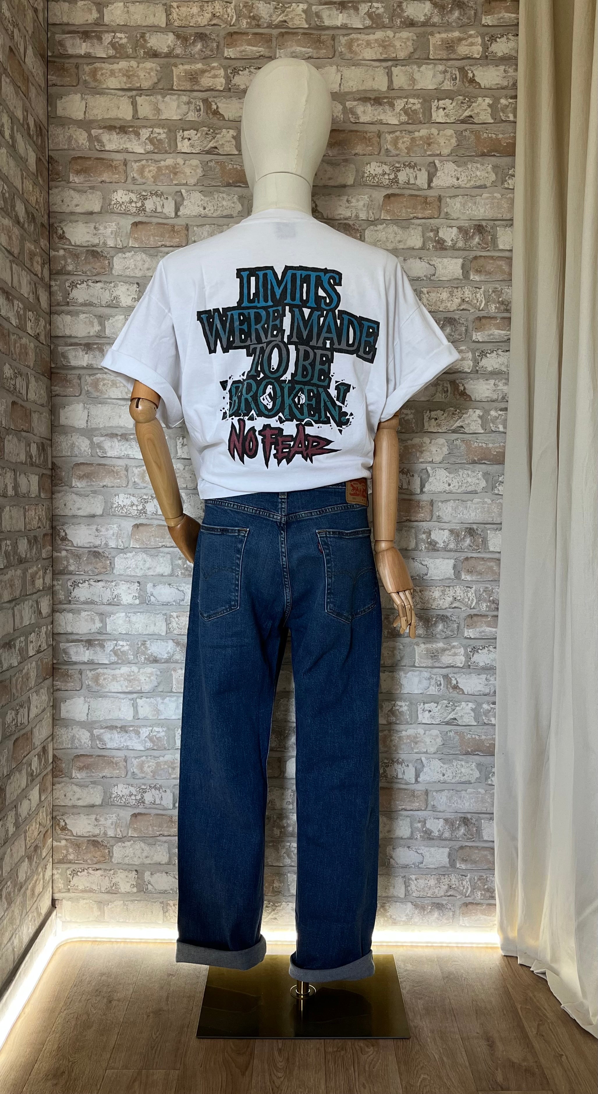 T-Shirt No Fear White & Back Print "Limits Were Made To Be Broken" Vintage 90s et jean Levi's 505 sur mannequin de dos