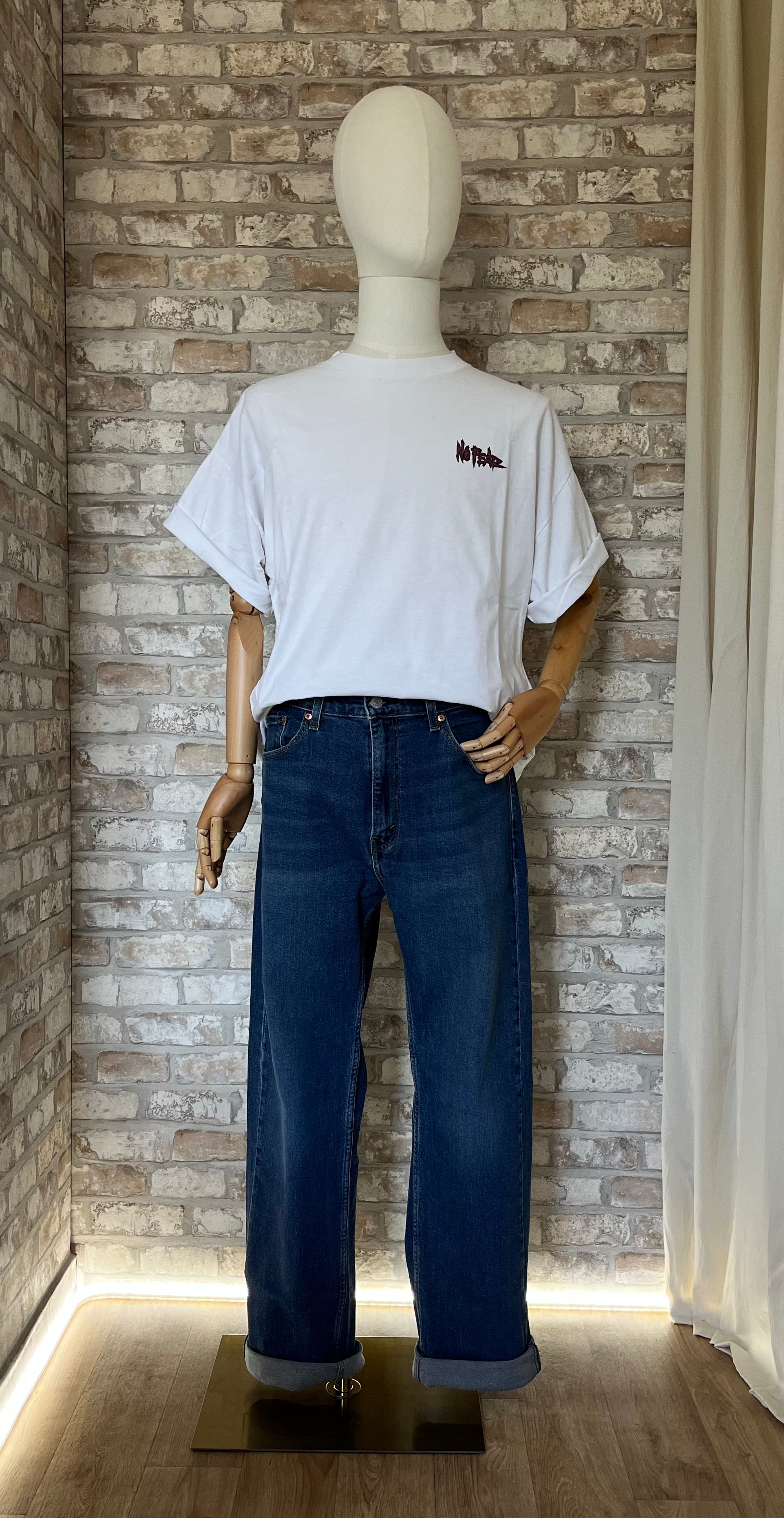 T-Shirt No Fear White & Back Print "Limits Were Made To Be Broken" Vintage 90s et jean Levi's 505 sur mannequin de face