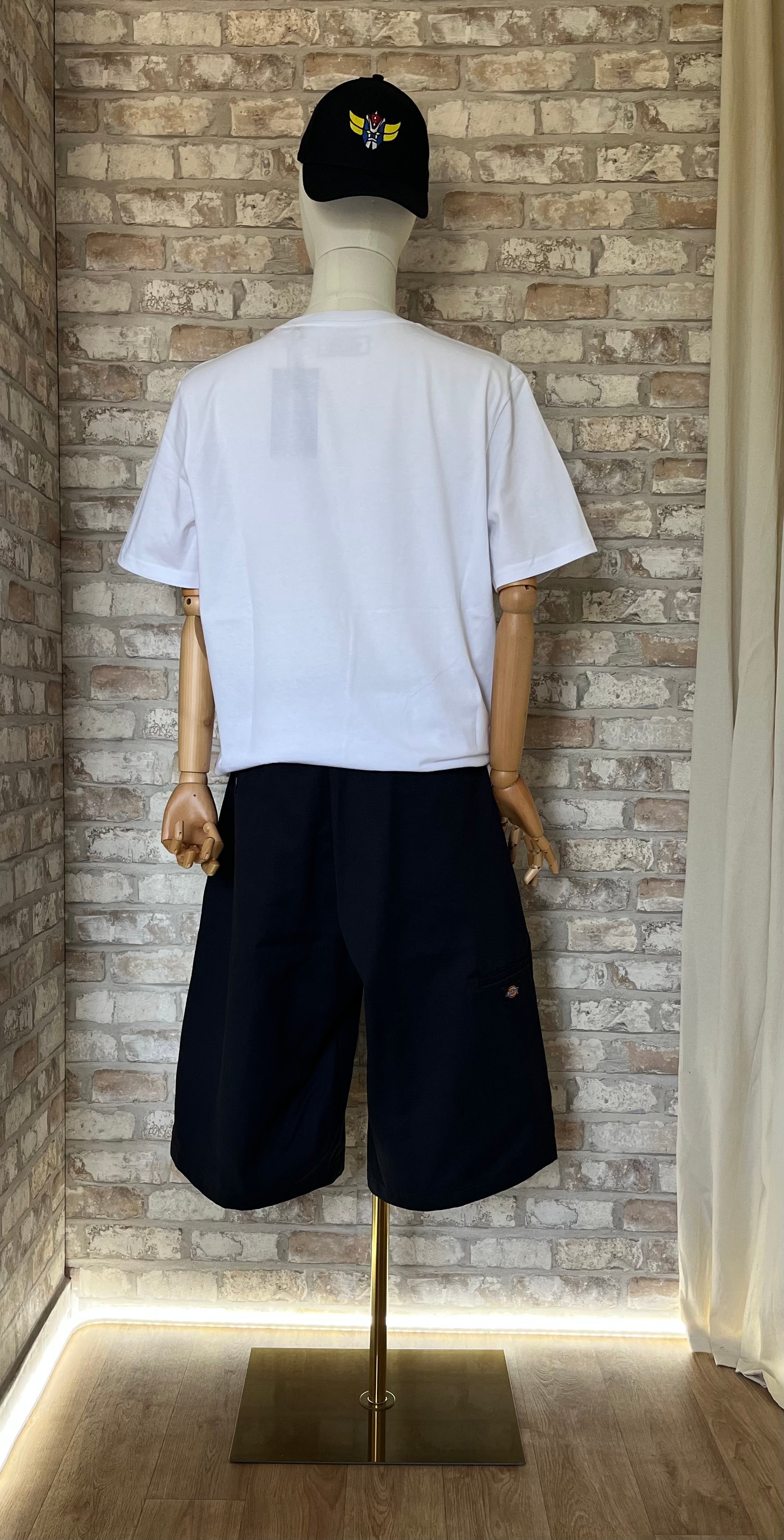 T-Shirt Nonne & Skate Grafitee avec Bermuda Dickies 13" Noir style Skatewear - Workwear , Mexique et casquette à l'envers Grafitee Goldorak, de dos sur un mannequin