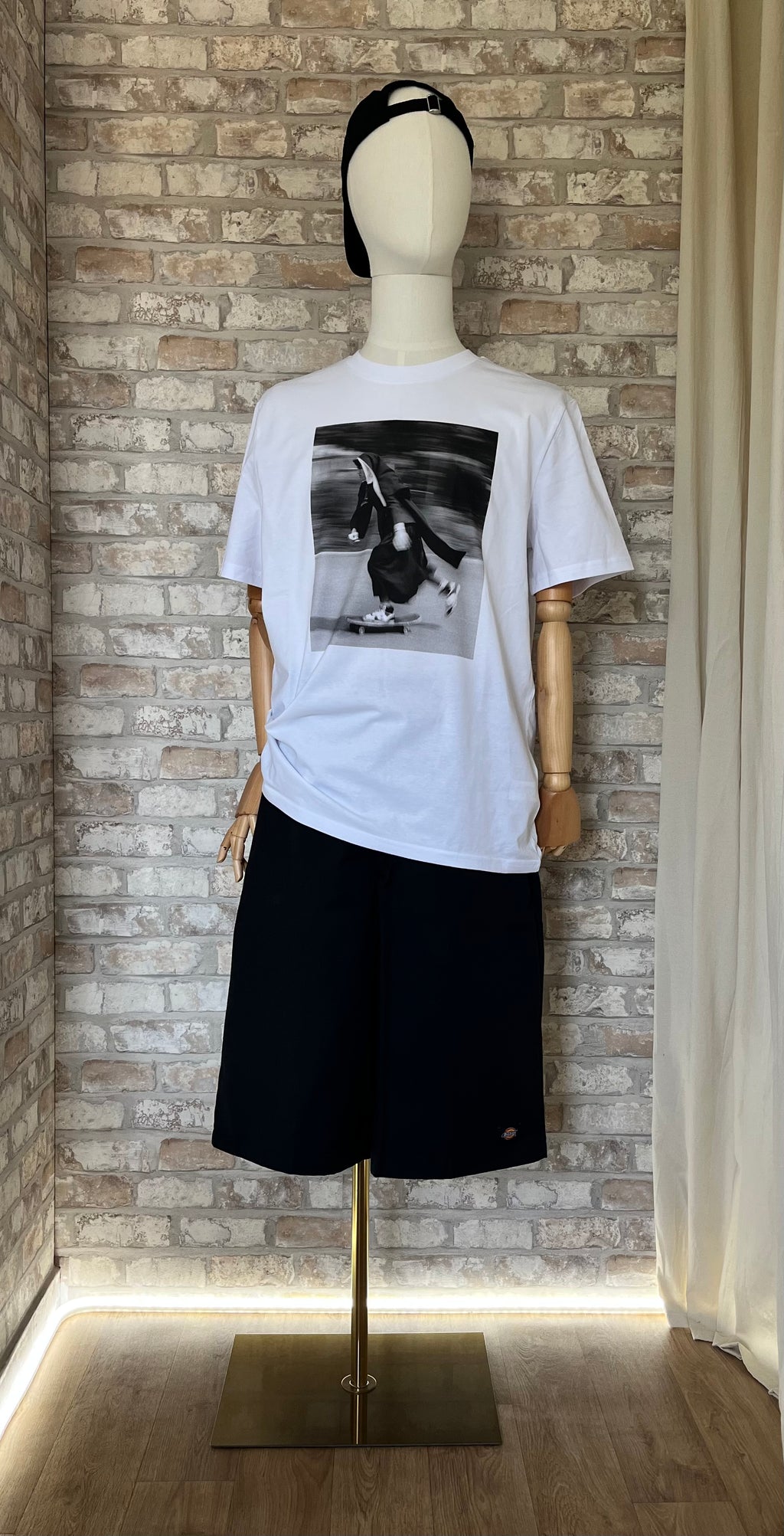 T-Shirt Nonne & Skate Grafitee avec Bermuda Dickies 13" Noir style Skatewear - Workwear , Mexique et casquette à l'envers, de face sur un mannequin