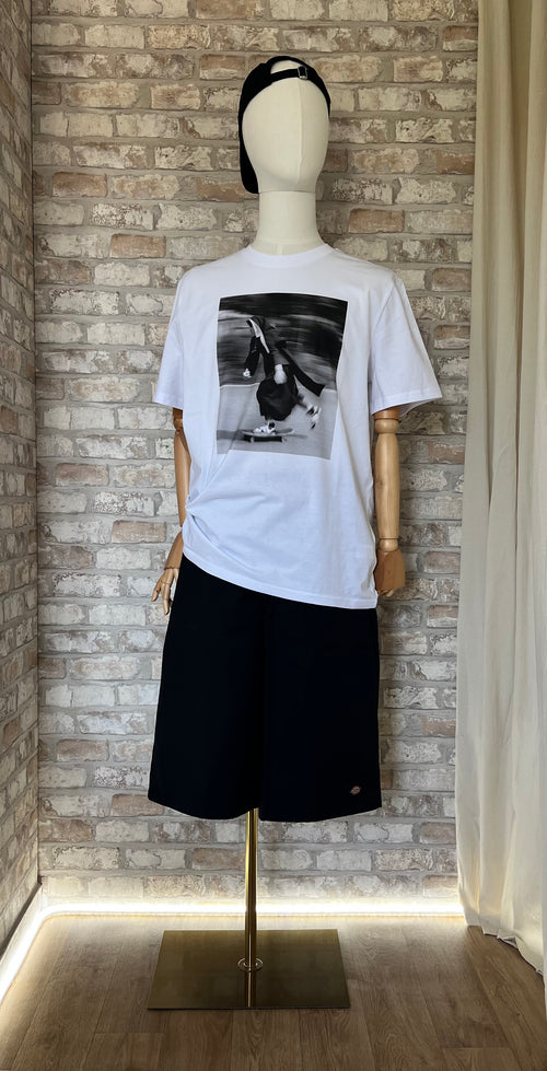 T-Shirt Nonne & Skate Grafitee avec Bermuda Dickies 13" Noir style Skatewear - Workwear , Mexique et casquette à l'envers, de face sur un mannequin