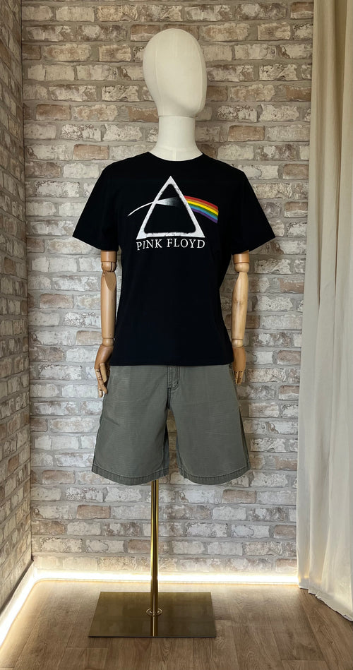 T-Shirt Pink Floyd - The Dark Side Of the Moon avec un Bermuda Cargo Carhartt Relaxed Fit - Ripstop Coloris Fossil sur mannequin de face