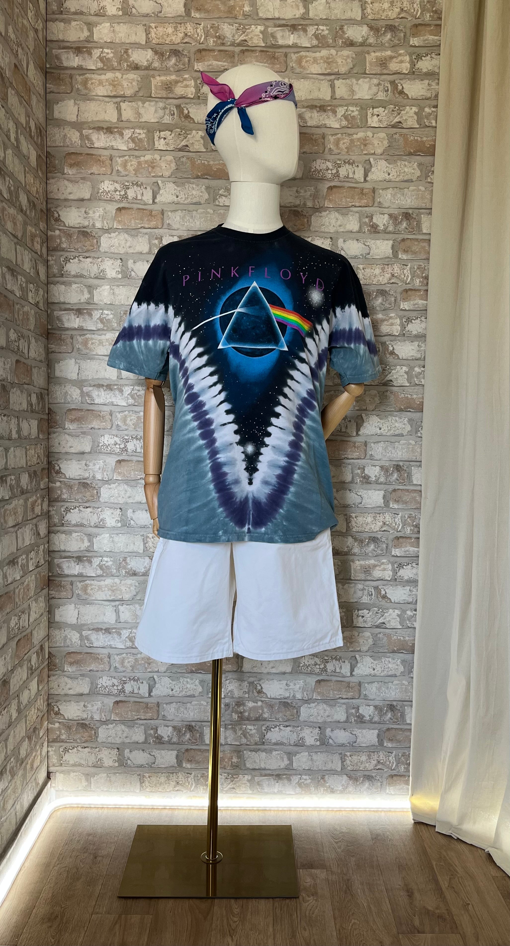 T-Shirt Pink Floyd The Dark Side Of The Moon Tie & Dye Blue Liquid Blue de face sur mannequin avec Bermuda Dickies et Bandana Vintage sur la tête en bandeau