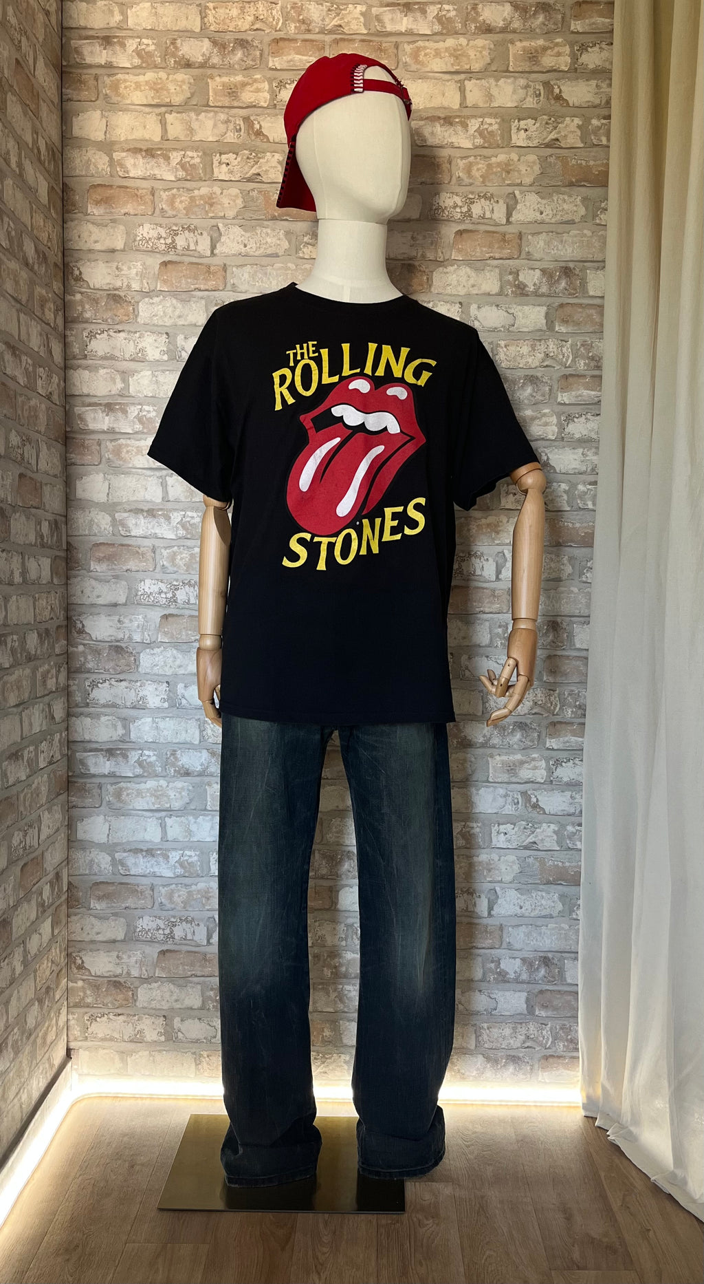 T-Shirt The Rolling Stones Sticky Fingers "Tongue and Lips" logo , porté par un mannequin avec un jean Levis et une casquette Vintage Honda Racing